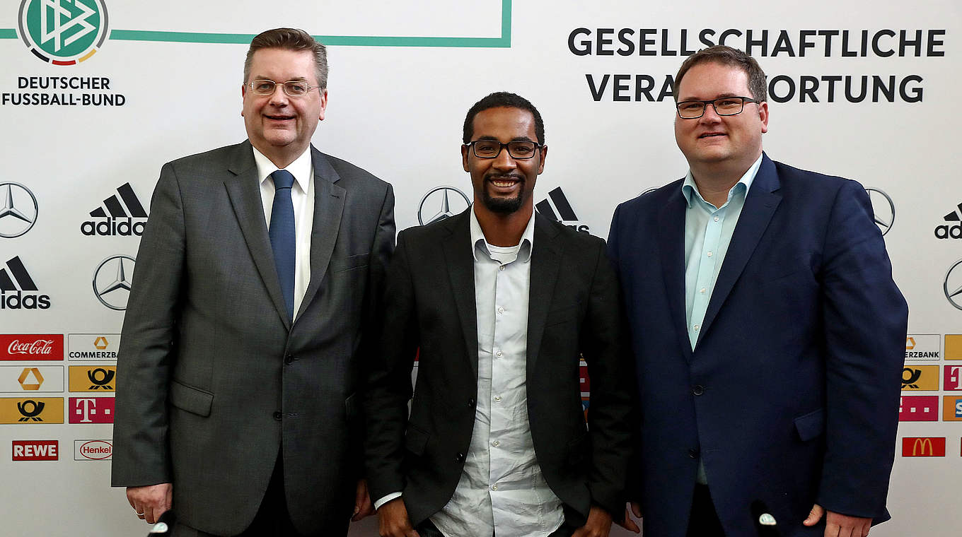 Neuer DFB-Integrationsbeauftragter: Cacau (M.) mit Grindel (l.) und Fecker © 2016 Getty Images