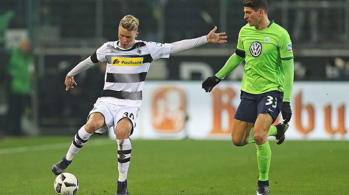 Mario Gomez challenges Nico Elvedi for the ball © 2016 Getty Images