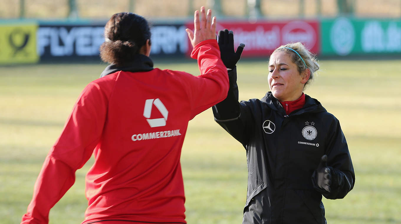 Versteht sich als Teamplayerin: Steffi Jones (l.) klatscht mit Anna Blässe (r.) ab © 2016 Getty Images