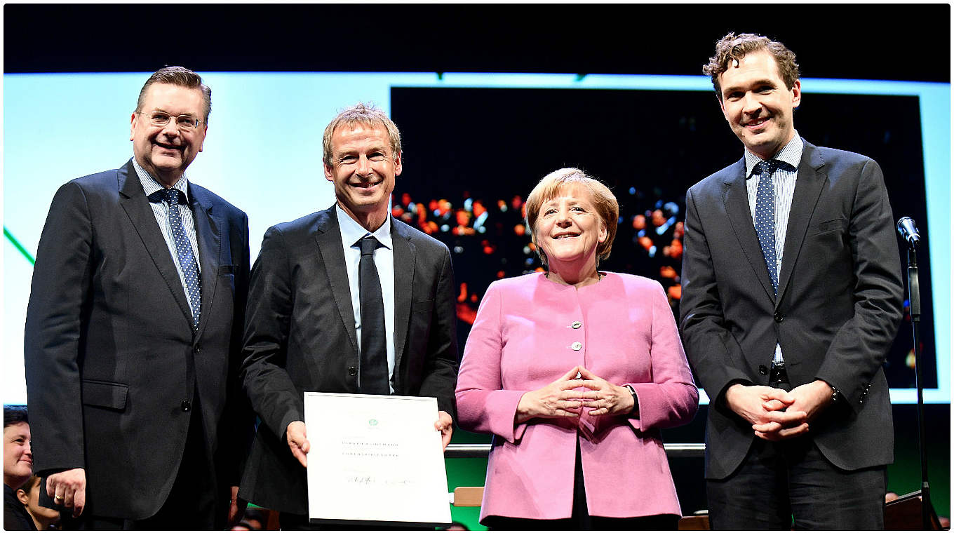 Auszeichnung für einen Helden: Jürgen Klinsmann (2.v.l.) wird beim DFB-Bundestag in Erfurt zum Ehrenspielführer ernannt © 2016 Getty Images
