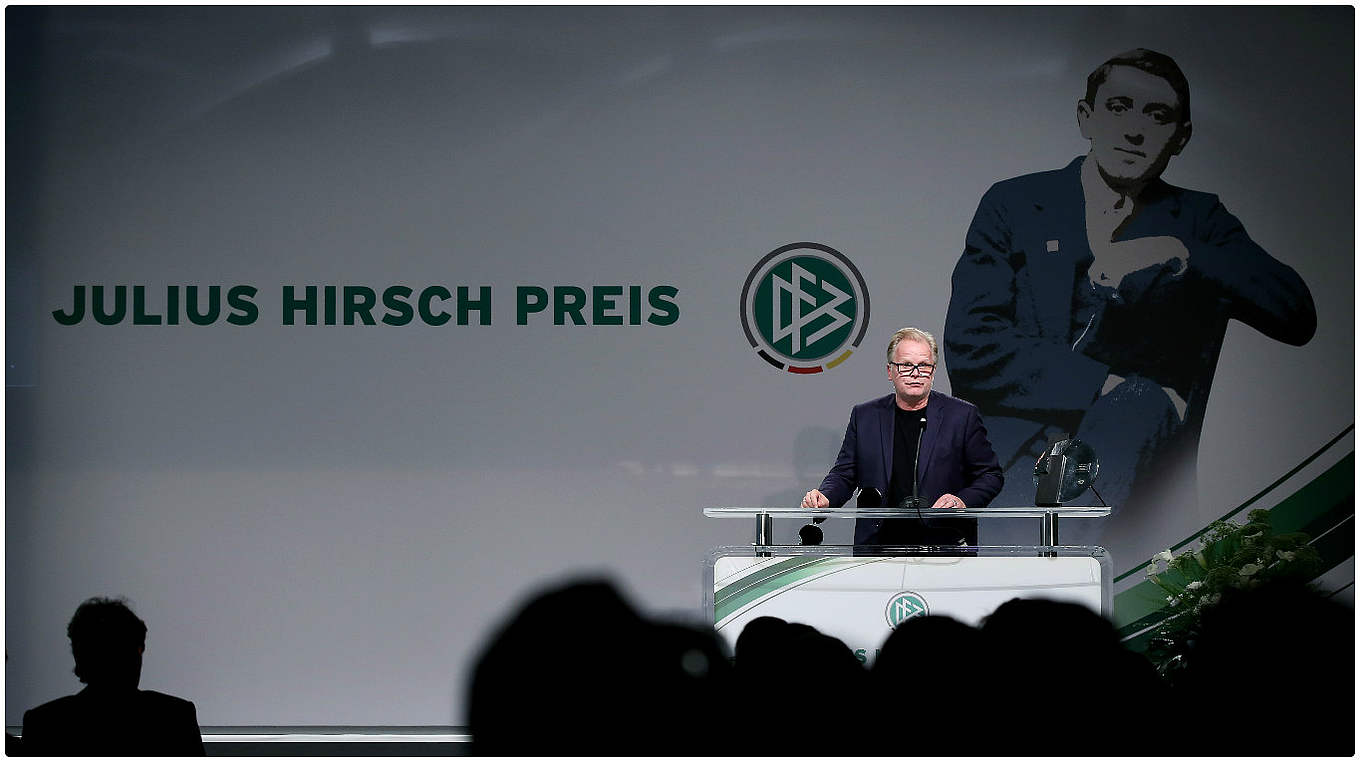 Julius Hirsch Preis 2016: Herbert Grönemeyer hält die Laudatio für die Gewinner des Fanladen FC St. Pauli © 2016 Getty Images