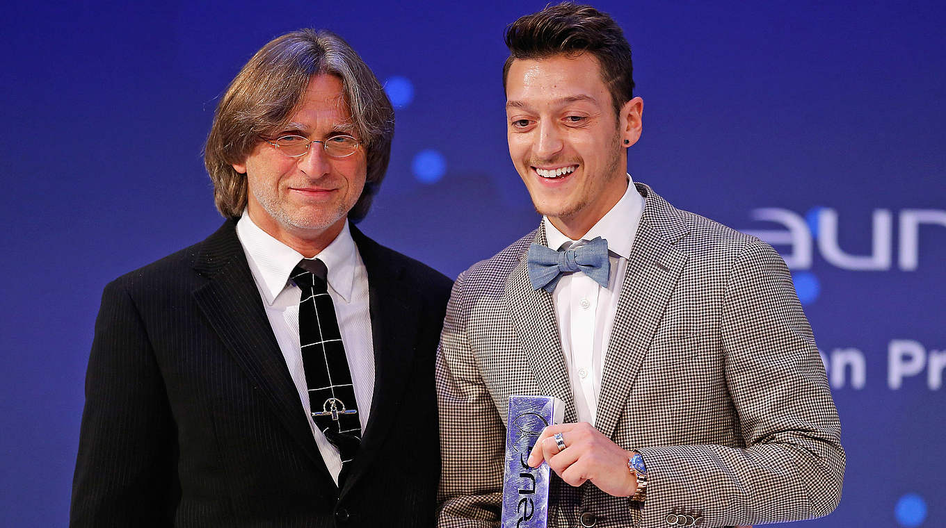 Elgert (l., mit Mesut Özil): "Den größten Anteil haben die Jungs selbst" © 2014 Getty Images