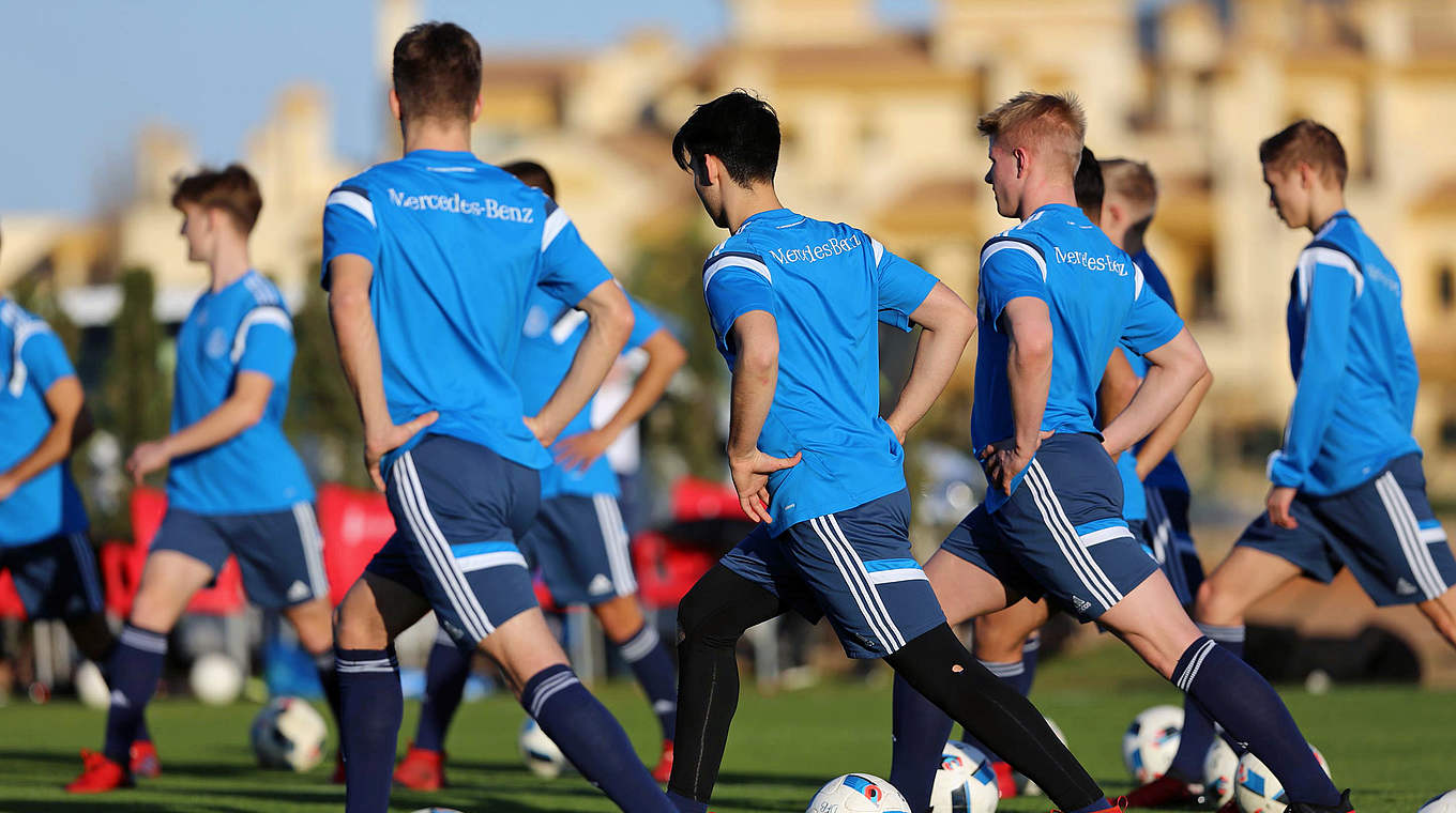 Aufwärmen vor schöner Kulisse: die U 16 und U 17-Teams im spanischen La Manga © Klaus Schwarten