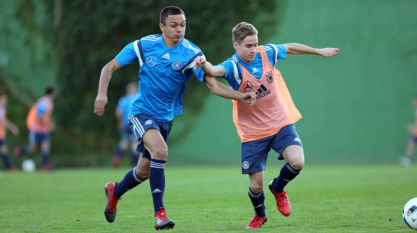 Mit vollem Elan: Die Junioren-Nationalspieler beim ersten Training © Klaus Schwarten