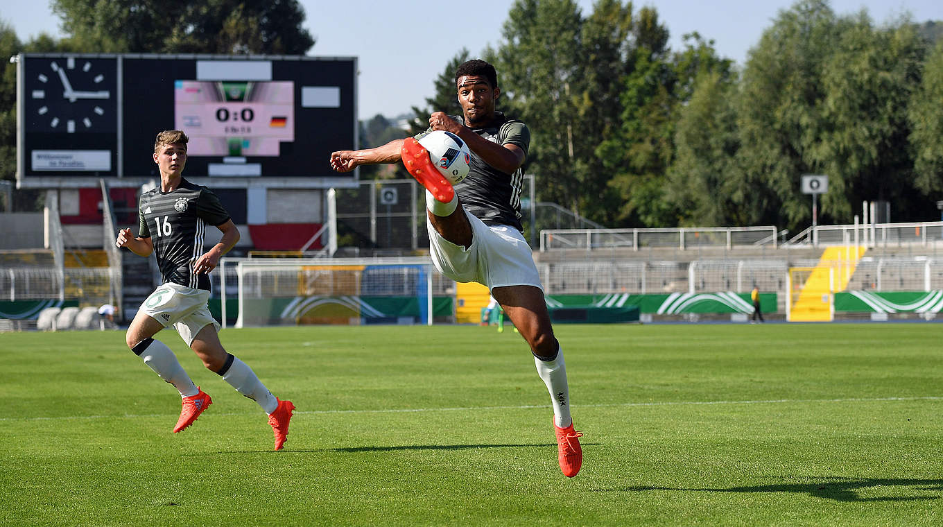 Ungeschlagen mit Werder Bremen: U-Nationalspieler Jean-Manuel Mbom (v.) © 2016 Getty Images