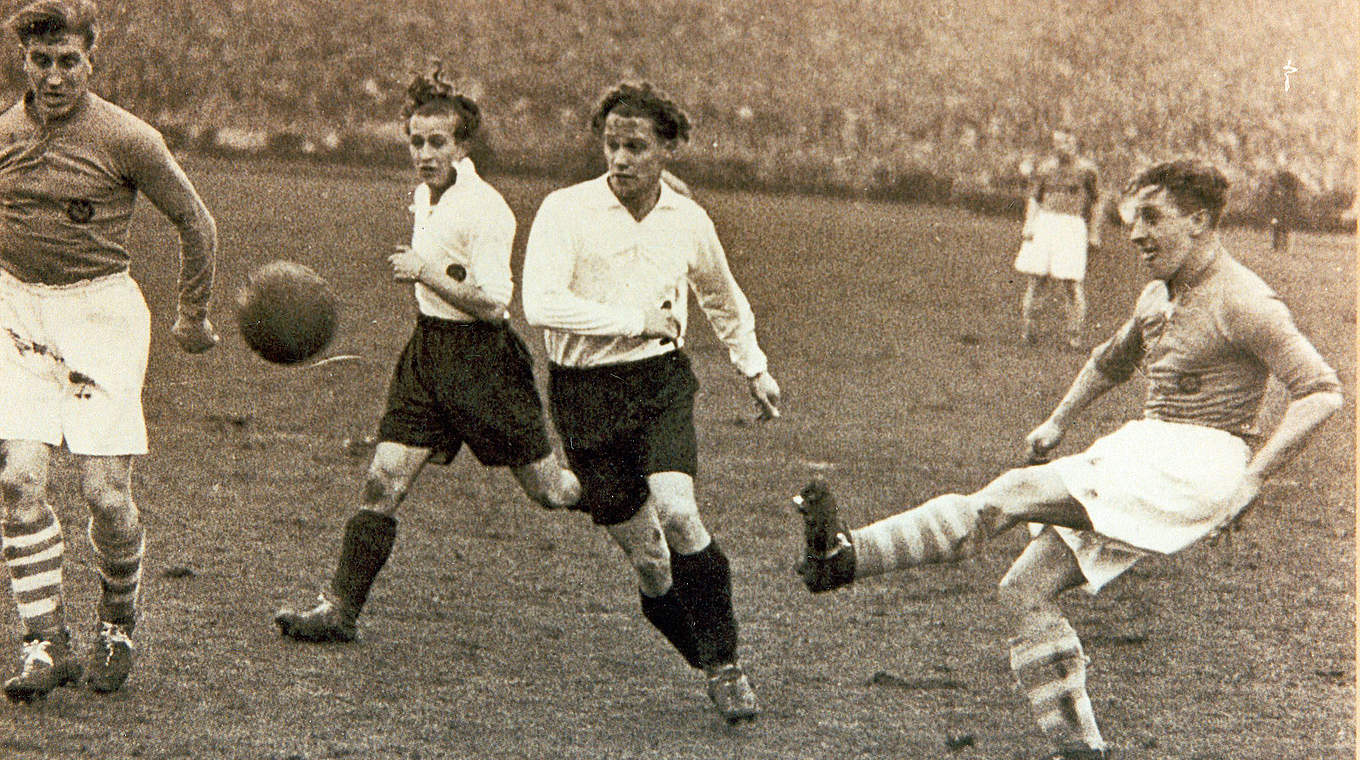 Deutscher Pokalsieger 1938: Urban (r.) und Schalke besiegen Düsseldorf in Köln mit 2:1 © FC Schalke 04