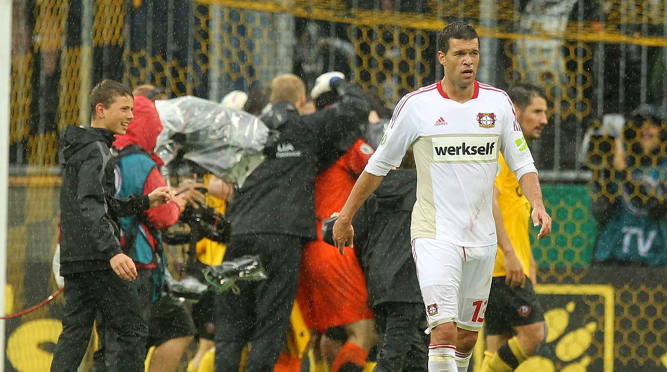 3:4 nach 3:0 - Bayer-Star Ballack ist nach der Niederlage in Dresden 2011 angefressen © 2011 Getty Images