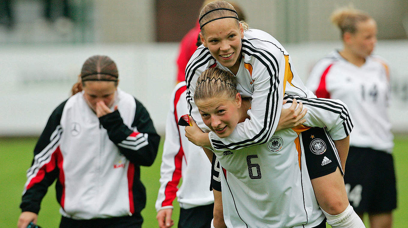 In Feierlaune - Kerschowski 2006 mit U 19-Teamkollegin Josephine Schlanke © 2006 Getty Images