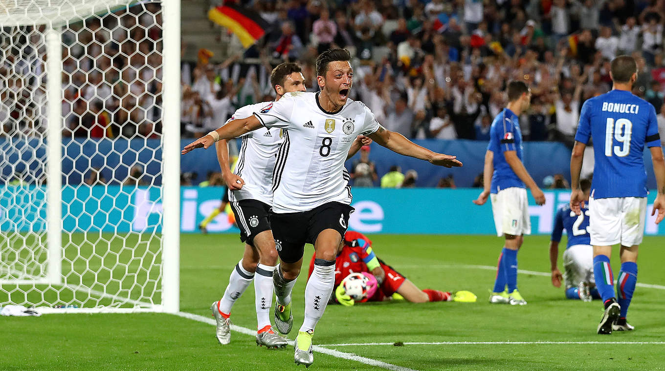 Özil bejubelt seinen Führungstreffer im EM-Viertelfinale 2016 gegen Italien © 2016 Getty Images
