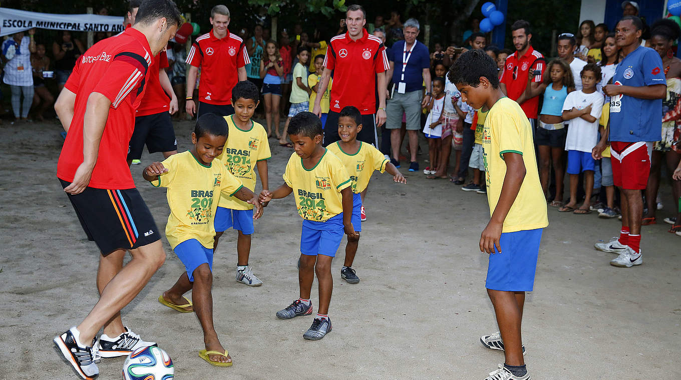 Sozial engagiert: Özil spielt mit brasilianischen Kindern während der WM © 2014 Getty Images