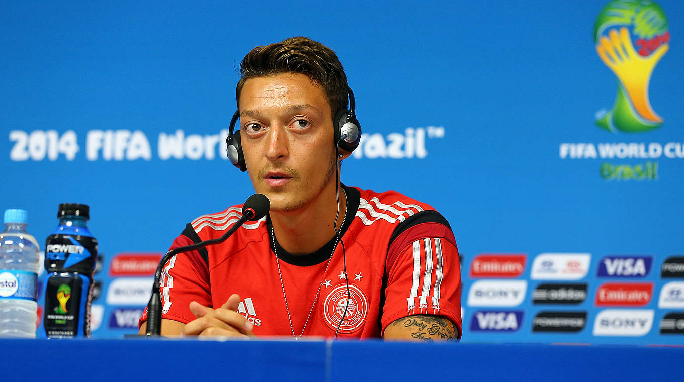 Gefragter Gesprächspartner: Özil während einer Pressekonferenz bei der WM in Brasilien © 2014 Getty Images