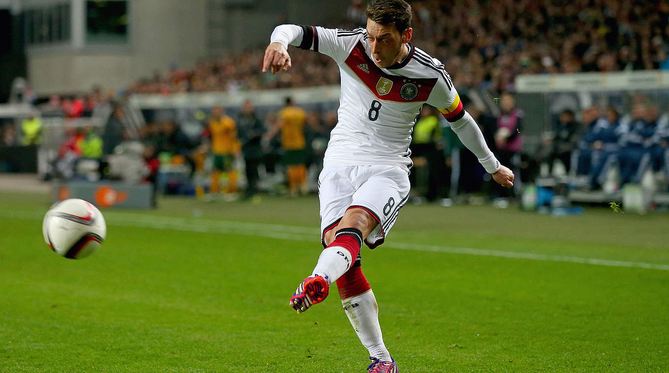 Der Mann für den ruhenden Ball: Standardspezialist Mesut Özil © 2015 Getty Images