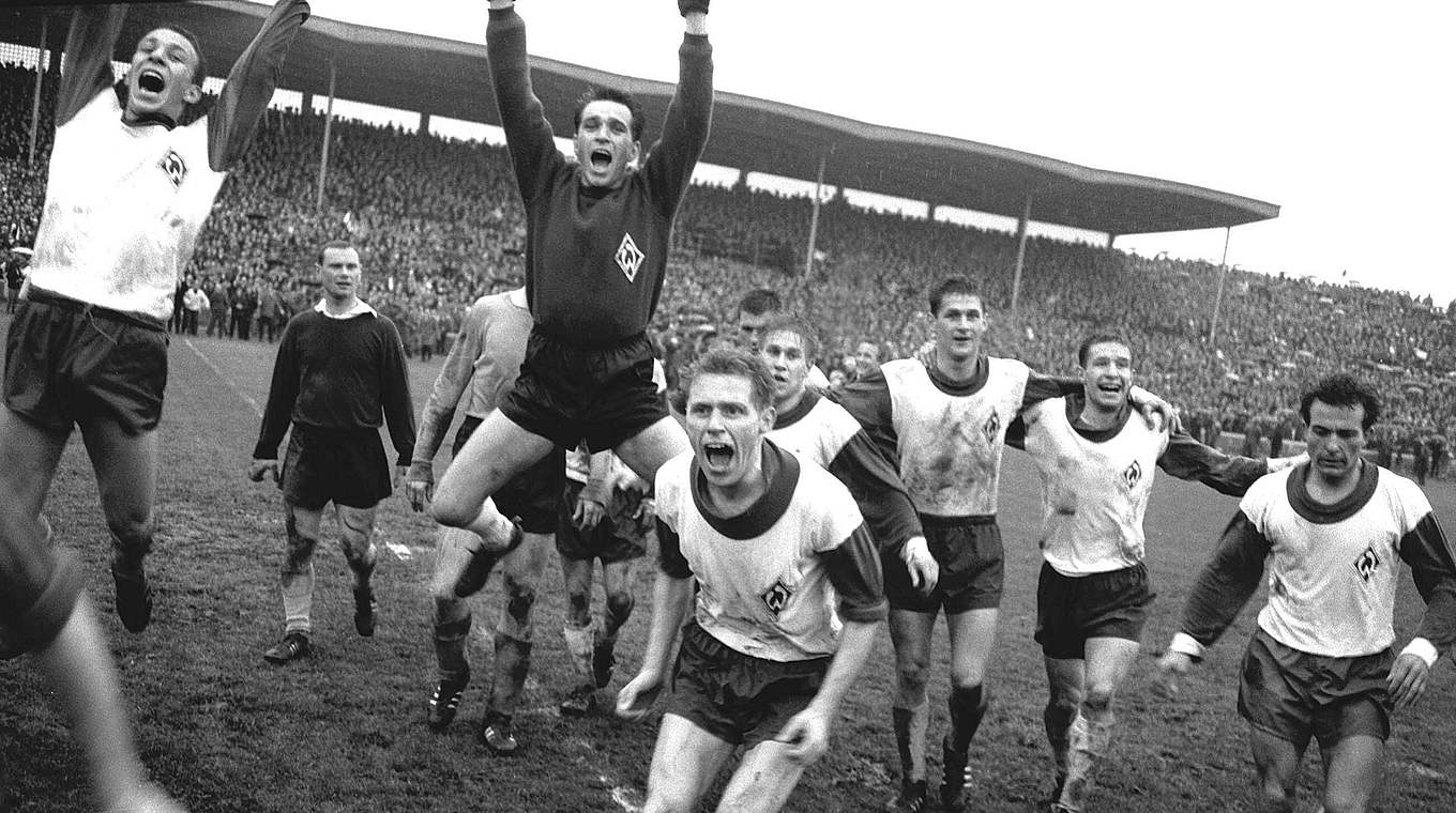 3:0 gegen Verfolger BVB und Deutscher Meister 1964/1965: "Werder wird gefeiert" © imago sportfotodienst