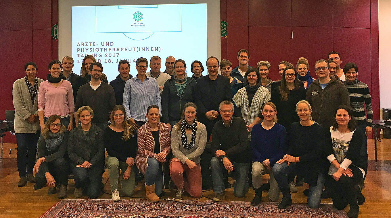 Gruppenfoto: die Teilnehmer der dritten Ärzte- und Physiotherapeuten-Tagung des DFB © DFB