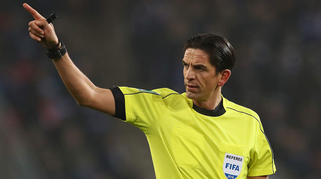 Leitet in Leipzig sein 122. Bundesligaspiel: FIFA-Referee Deniz Aytekin © 2016 Getty Images
