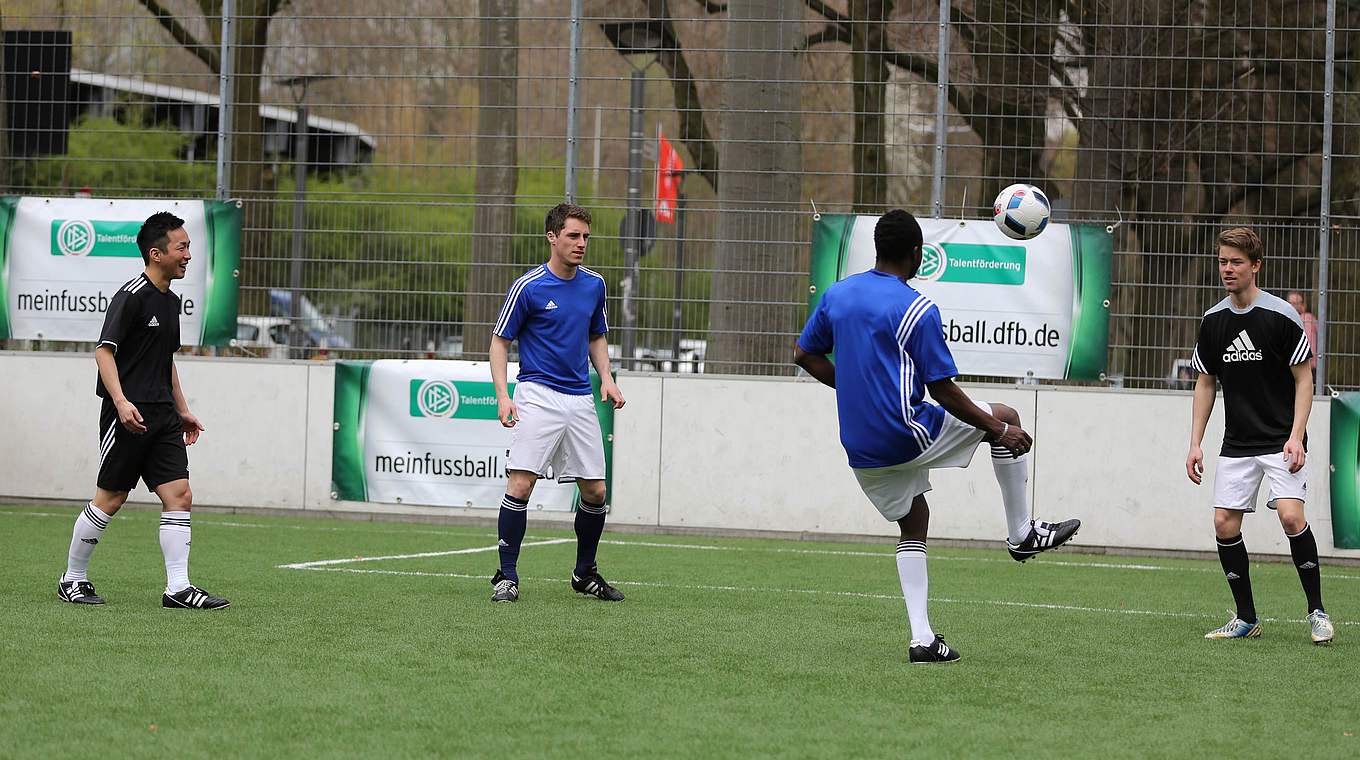 Alles zum Thema "One-Touch-Jonglieren": "Mein Fußball" hat eine spannende Übungseinheit © DFB