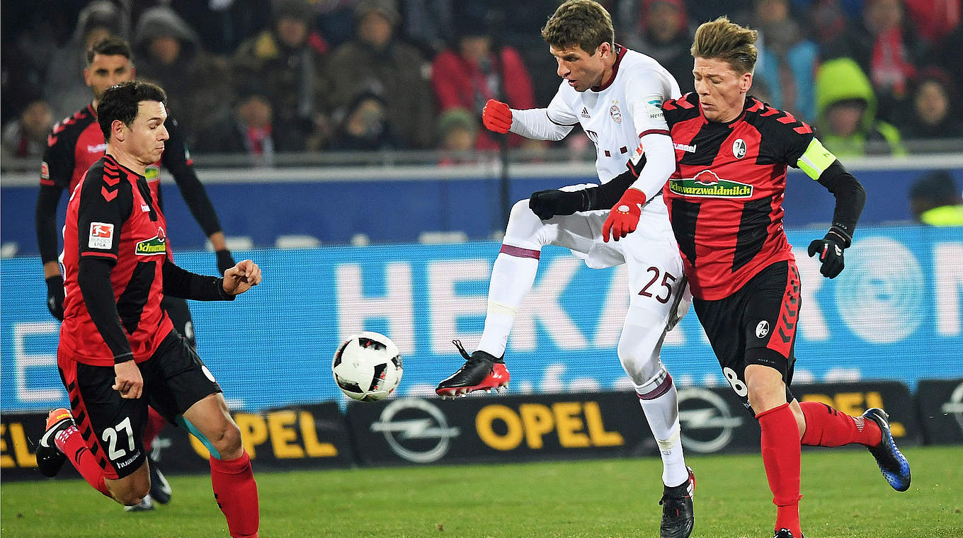 Intensive Duelle im Mittelfeld: Weltmeister Thomas Müller (M.) gegen zwei Freiburger © 2017 Getty Images