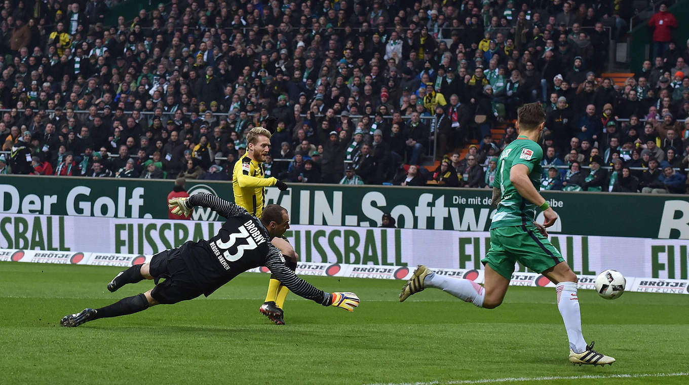 Frühe Führung im Weserstadion: BVB-Angreifer Schürrle (h.) trifft nach fünf Minuten © imago/Team 2