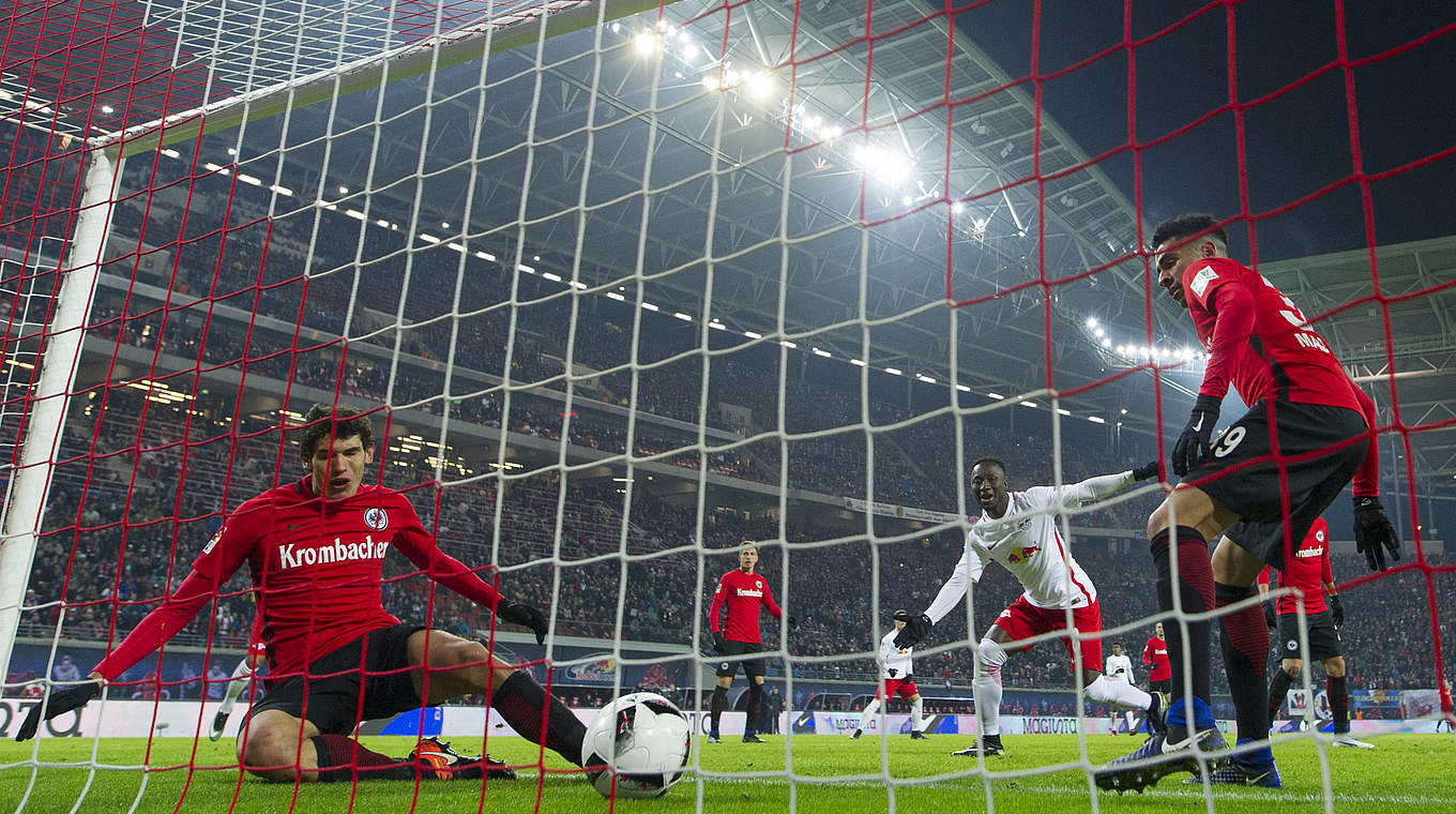 Erzielt das bislang einzige Eigentor des Spieltags: Frankfurts Jesus Vallejo (l.) © Getty Images