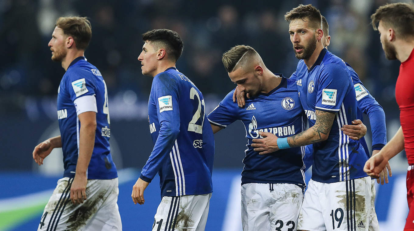 "Es war ein Duselsieg, das ist uns allen bewusst": Benedikt Höwedes (l.) und Schalke © 2017 Getty Images