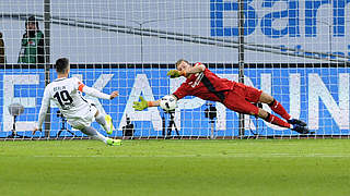 Glanztat gegen Vedad Ibisevic: Nationaltorwart Bernd Leno (r.) © imago/Uwe Kraft