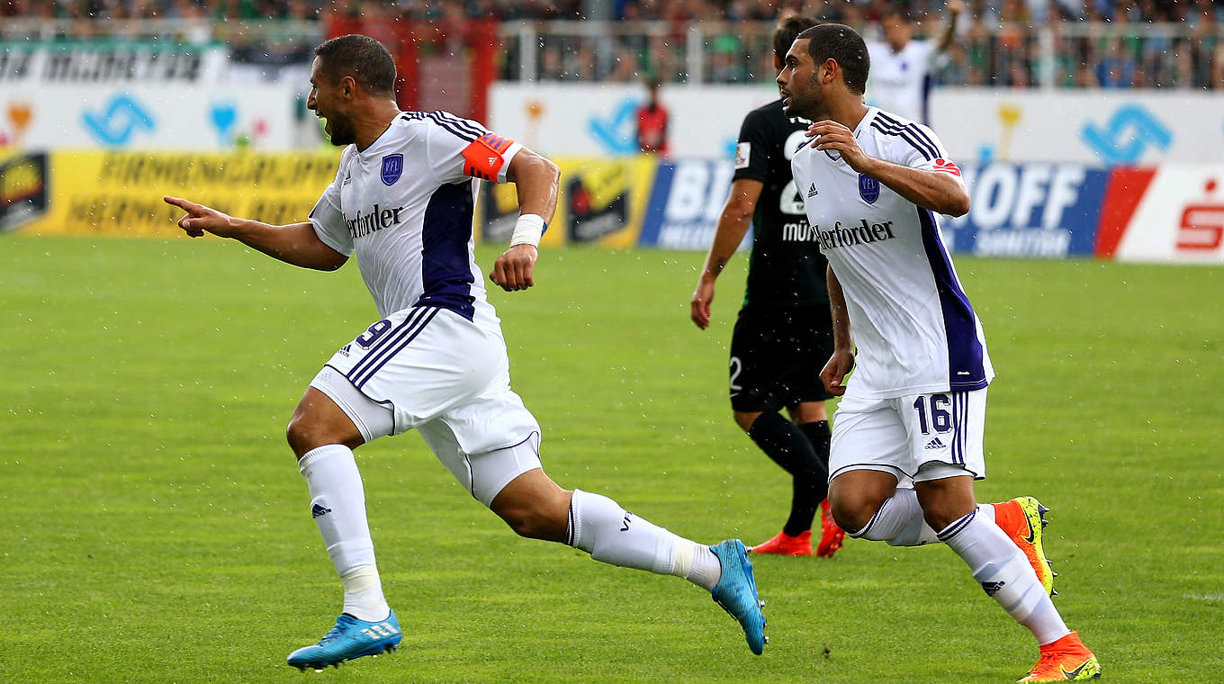 Derbyjubel: VfL-Kapitän Halil Savran (l.) erzielt im Hinspiel das 1:0 für sein Team © 