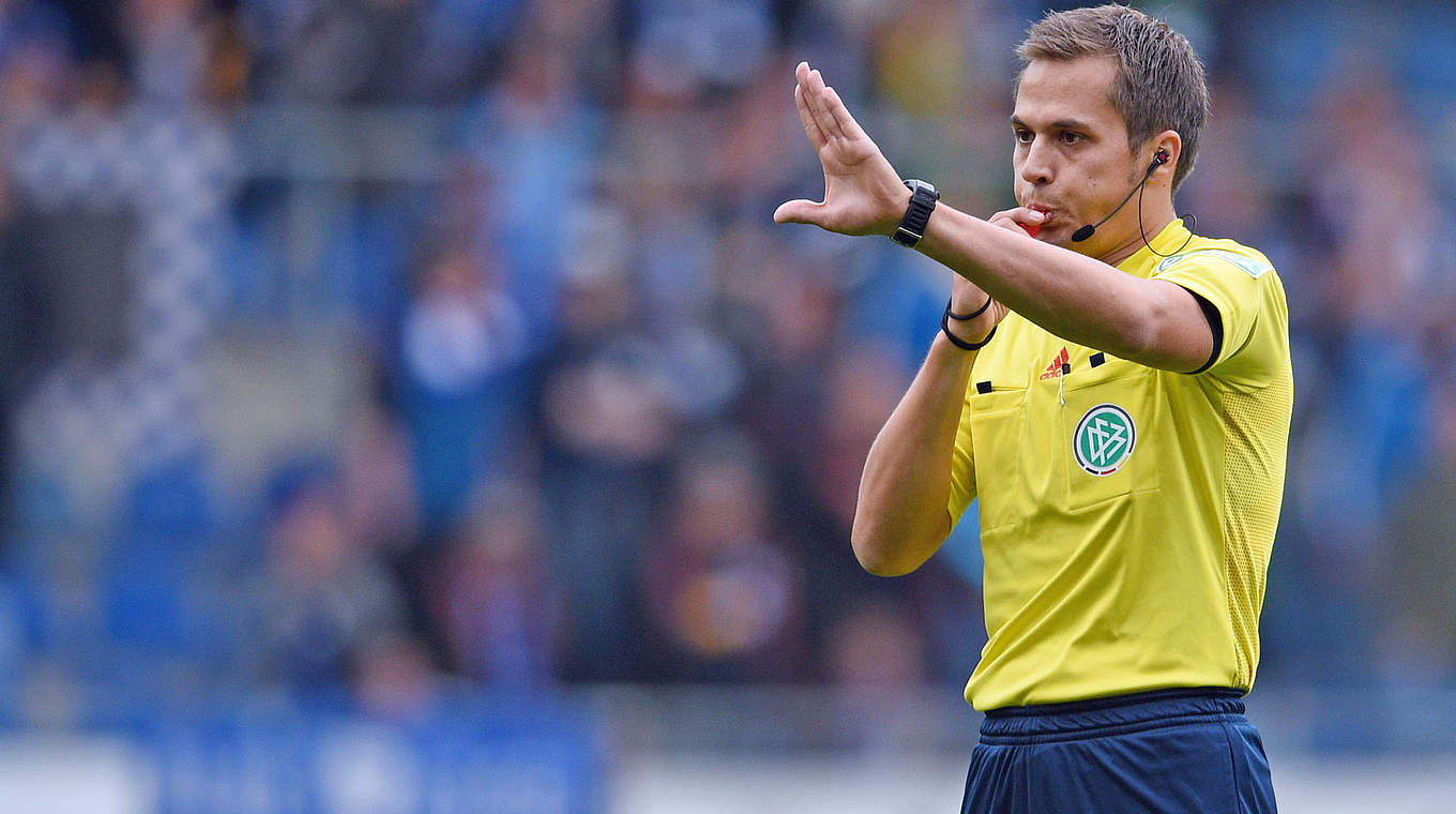 Leitet sein siebtes Bundesligaspiel in dieser Saison: Robert Hartmann © 2015 Getty Images