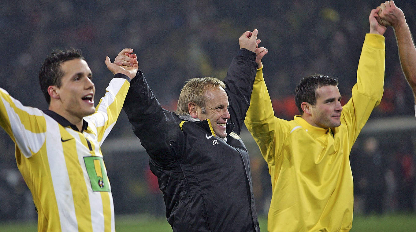 Jubel über den Heimsieg: Dortmund um Trainer Jürgen Röber (M.) © 2007 Getty Images