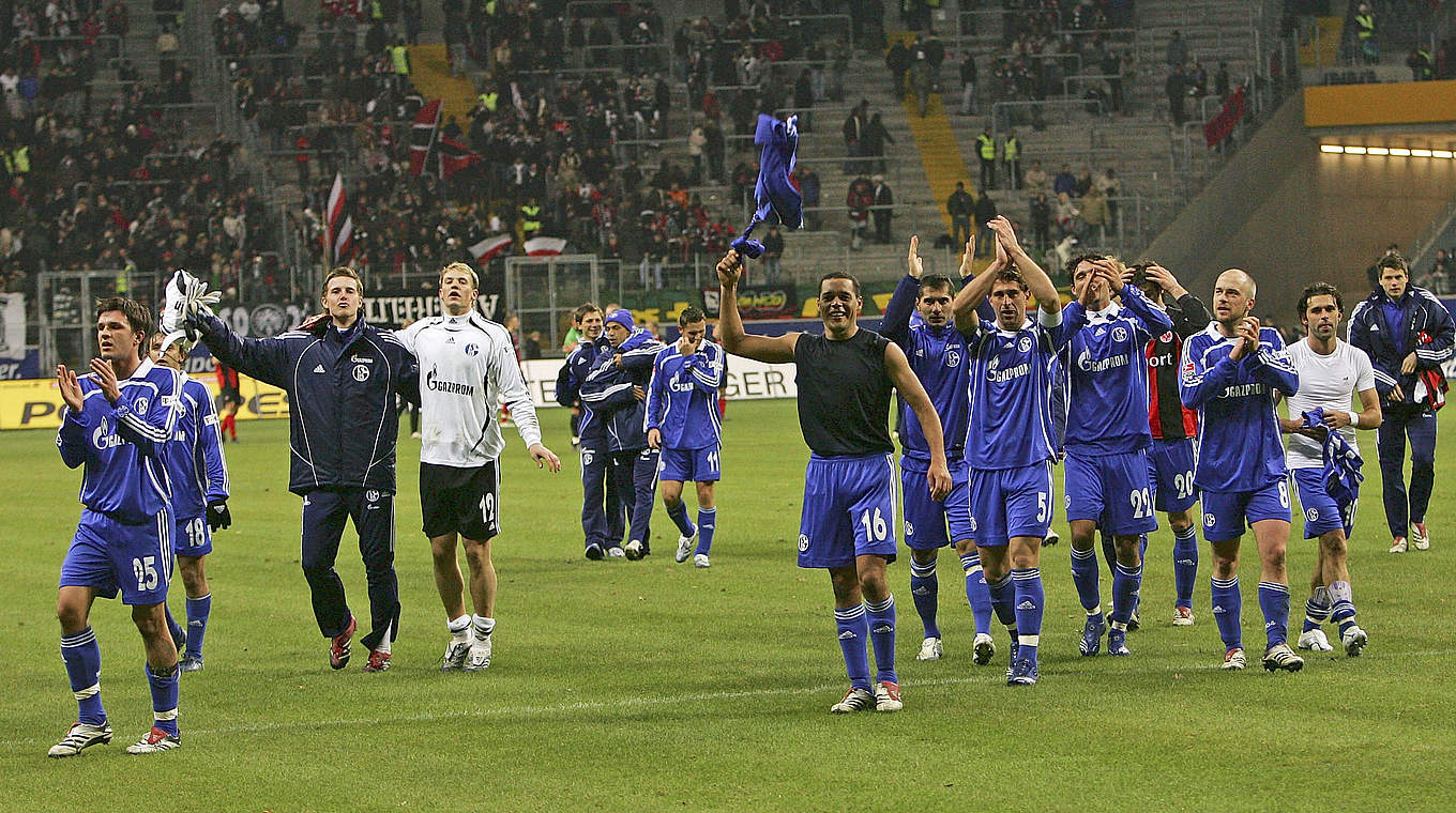 Für einen Tag an der Spitze: Schalke 04 um Manuel Neuer (4.v.l.) © 2007 Getty Images