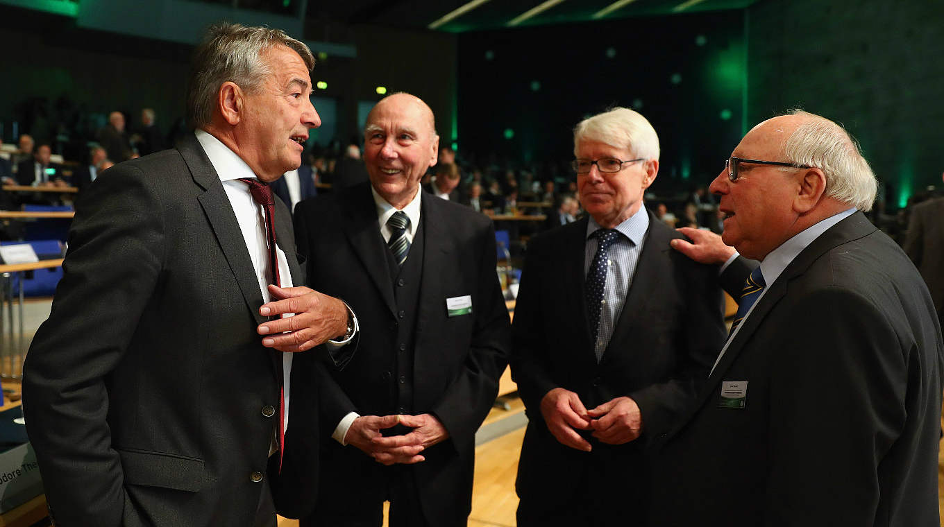 DFB-Bundestag 2016 in Frankfurt: Wolfgang Niersbach, Horst Eckel, Reinhard Rauball und Uwe Seeler (v.l.n.r.) © Getty Images