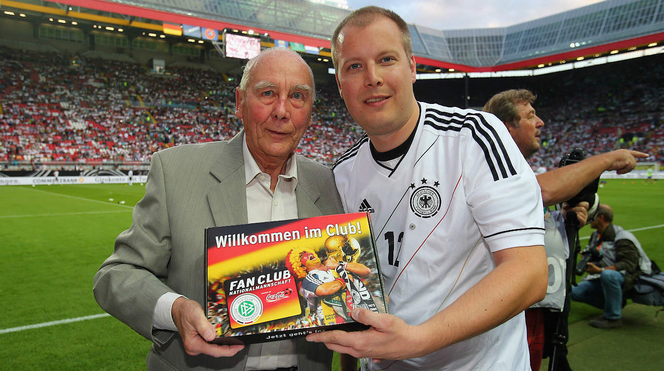 Fan Club Nationalmannschaft: Horst Eckel und ein Fan vor der Partie Deutschland gegen Paraguay 2013 © getty images