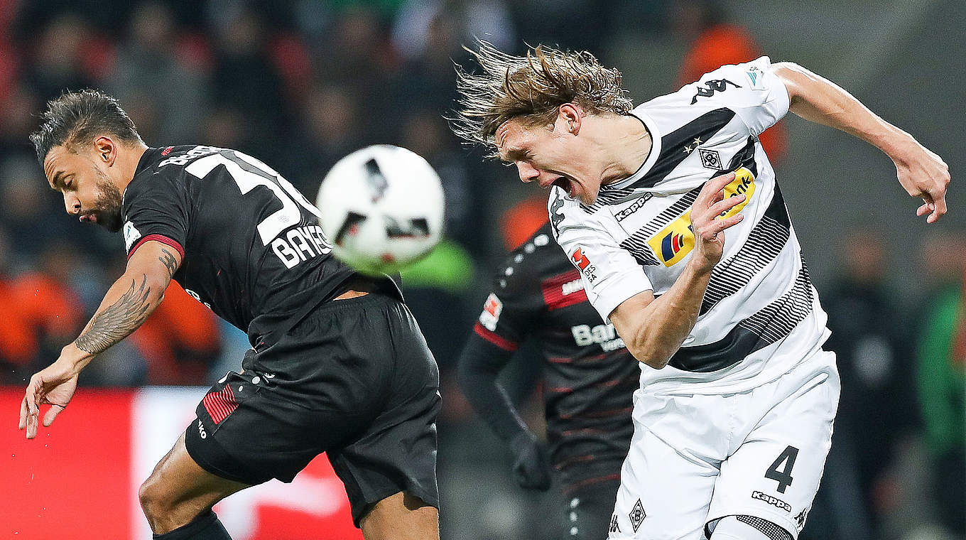 Kampf um den Ball: Gladbachs Jannik Vestergaard (r.) gegen Karim Bellarabi © 2017 Getty Images