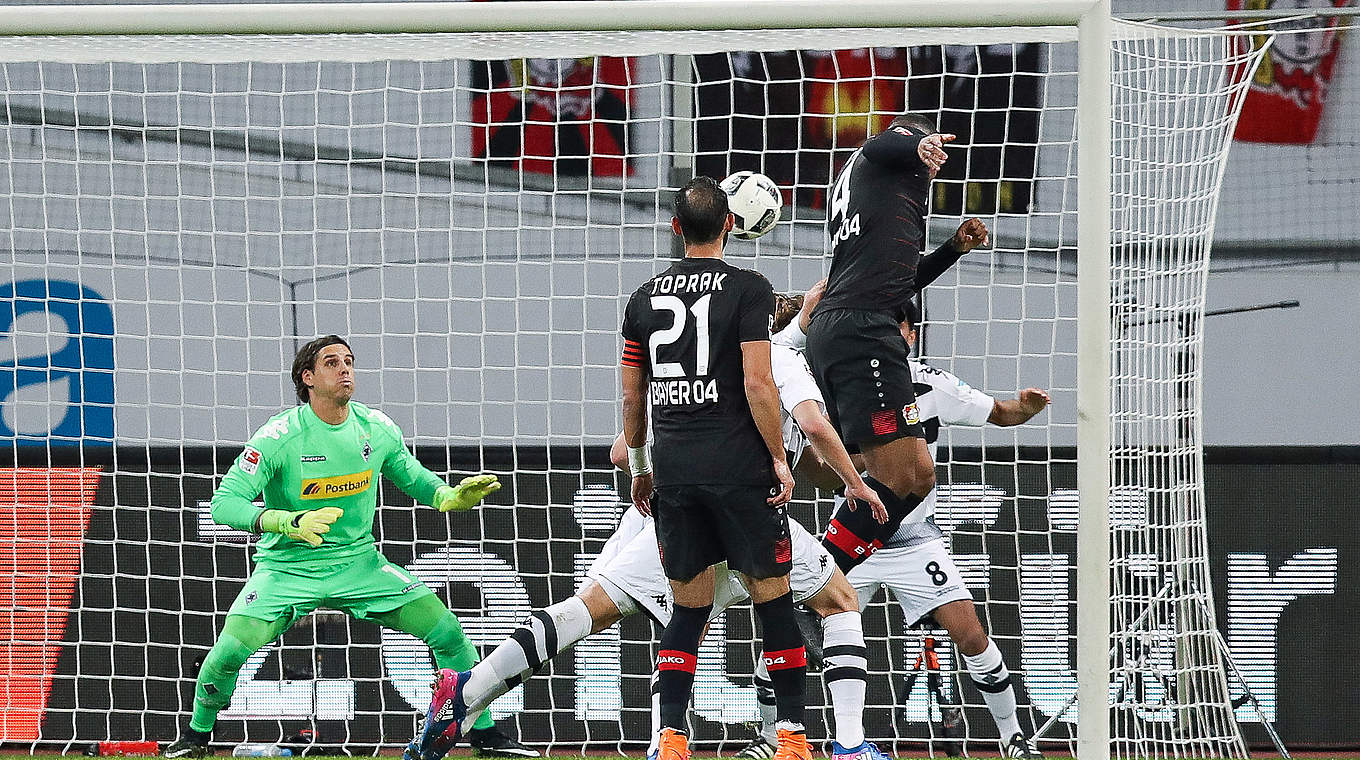 Nicht zu stoppen: Leverkusens Torschütze Tah (v.r.) tankt sich im Kopfballduell durch © 2017 Getty Images