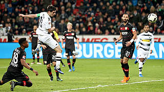 Doppelpack beim ersten Gladbacher Auswärtssieg: Lars Stindl (2.v.l.) trifft zum 2:2 © 2017 Getty Images