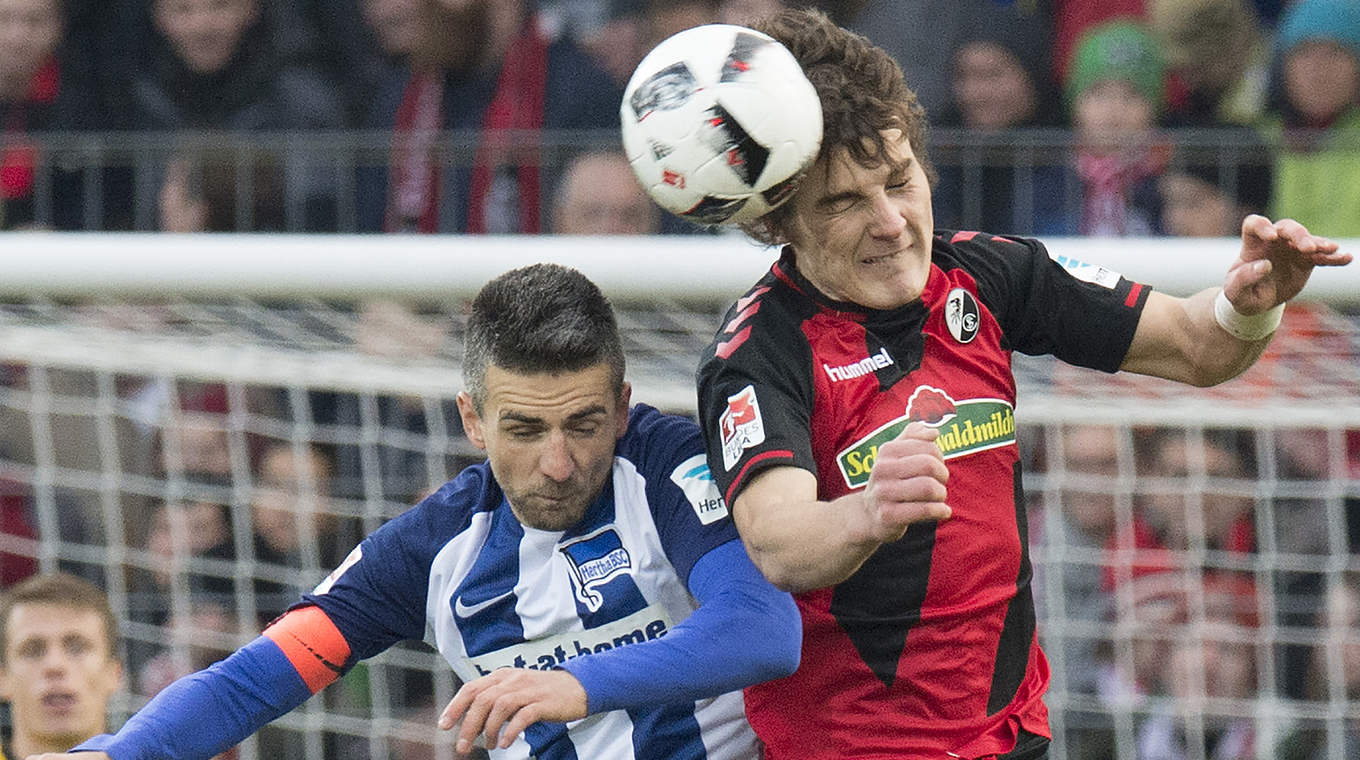 Kopfballduell: Freiburgs Verteidiger Caglar Söyüncü (r.) und Vedad Ibisevic © Getty Images