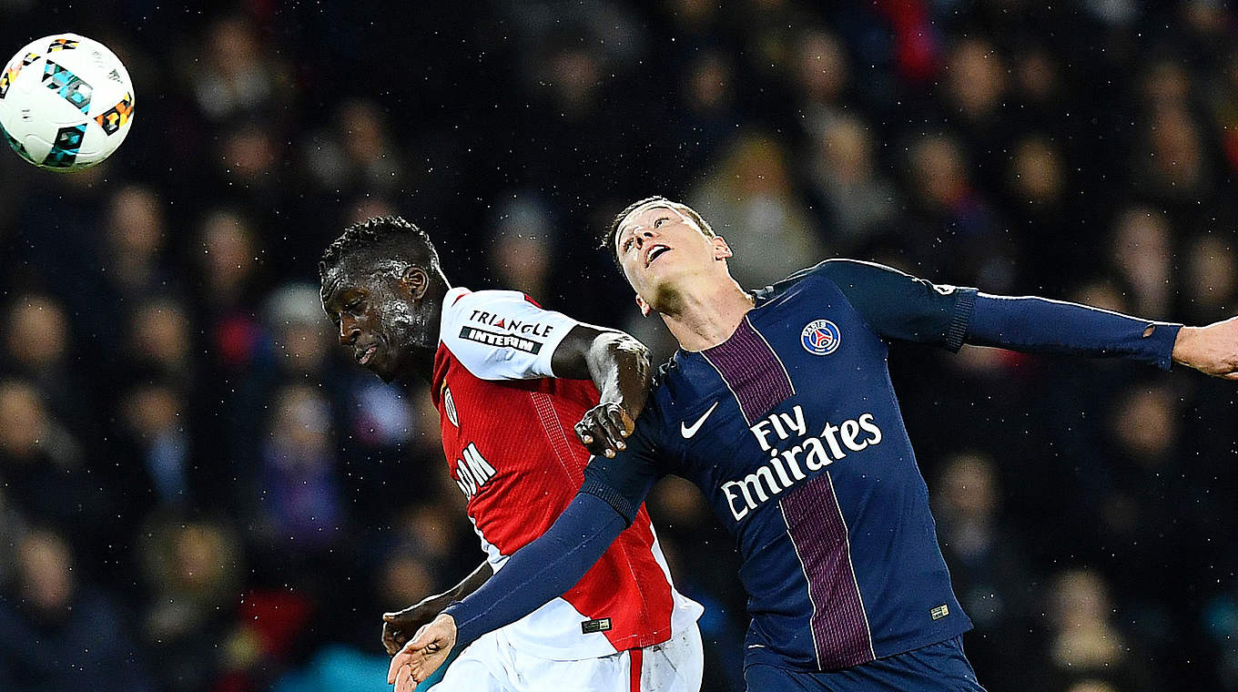 Kopfballduell: Julian Draxler (r.) gegen Tiemoue Bakayoko © Getty Images
