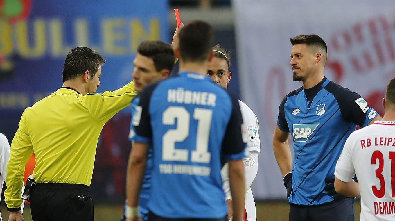 Sieht die Rote Karte von Schiedsrichter Wolfgang Stark (l.): 1899-Profi Sandro Wagner © 2017 Getty Images