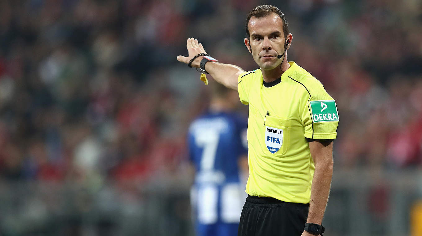 Leitet das 103. Spiel in der Bundesliga: FIFA-Referee Marco Fritz © 2016 Getty Images