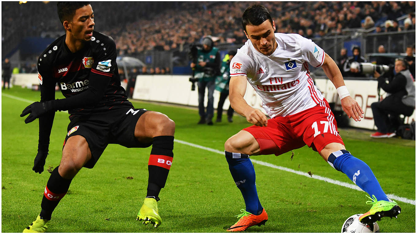 Viele Zweikämpfe, wenig Spielfluss: Leverkusens Henrichs (l.) gegen Kostic © GettyImages