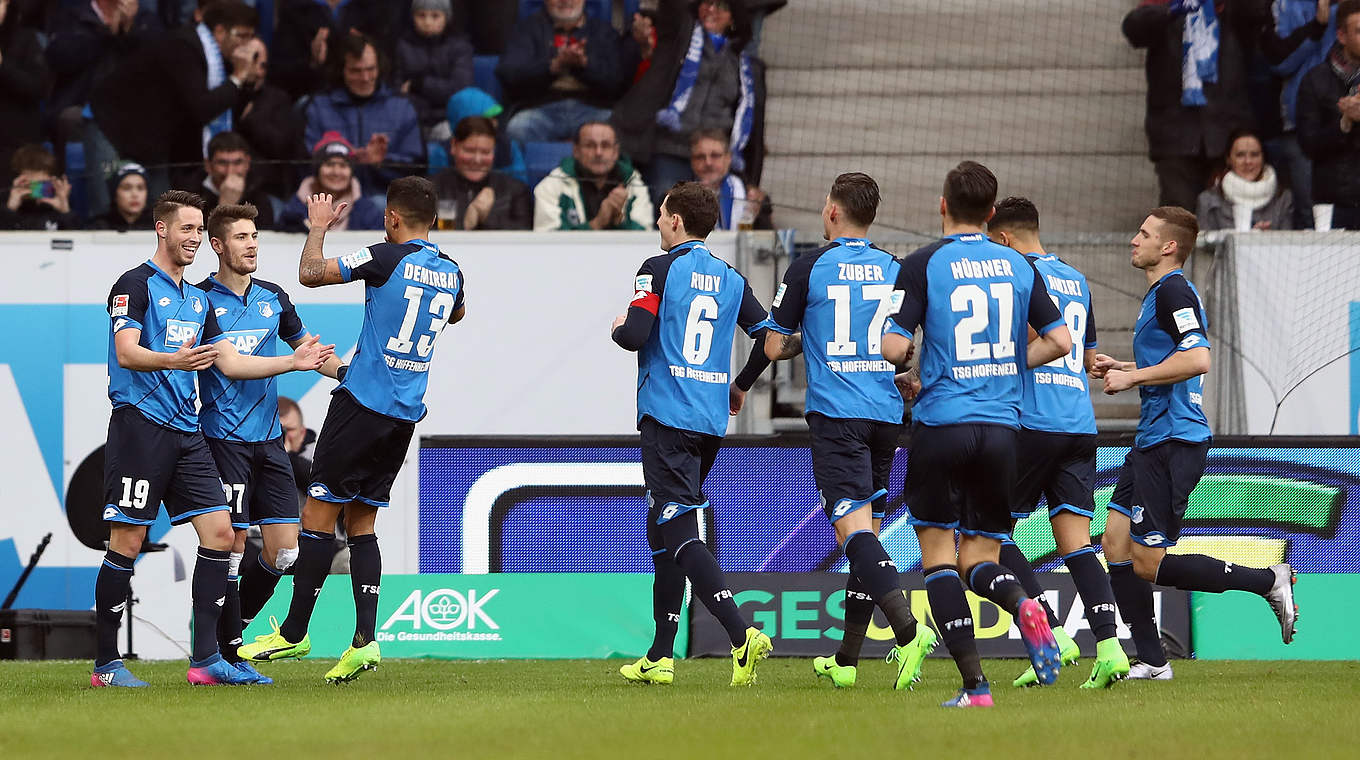 Jubel nach der frühen Führung: Hoffenheim feiert das 1:0 von Stürmer Mark Uth (l.) © 2017 Getty Images