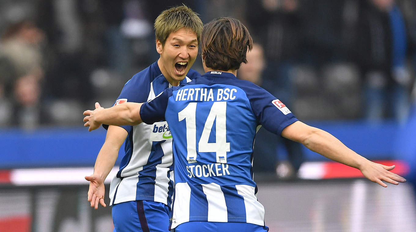 Valentin Stocker congratulates Hertha goalscorer Genki Haraguchi. © 2017 Getty Images