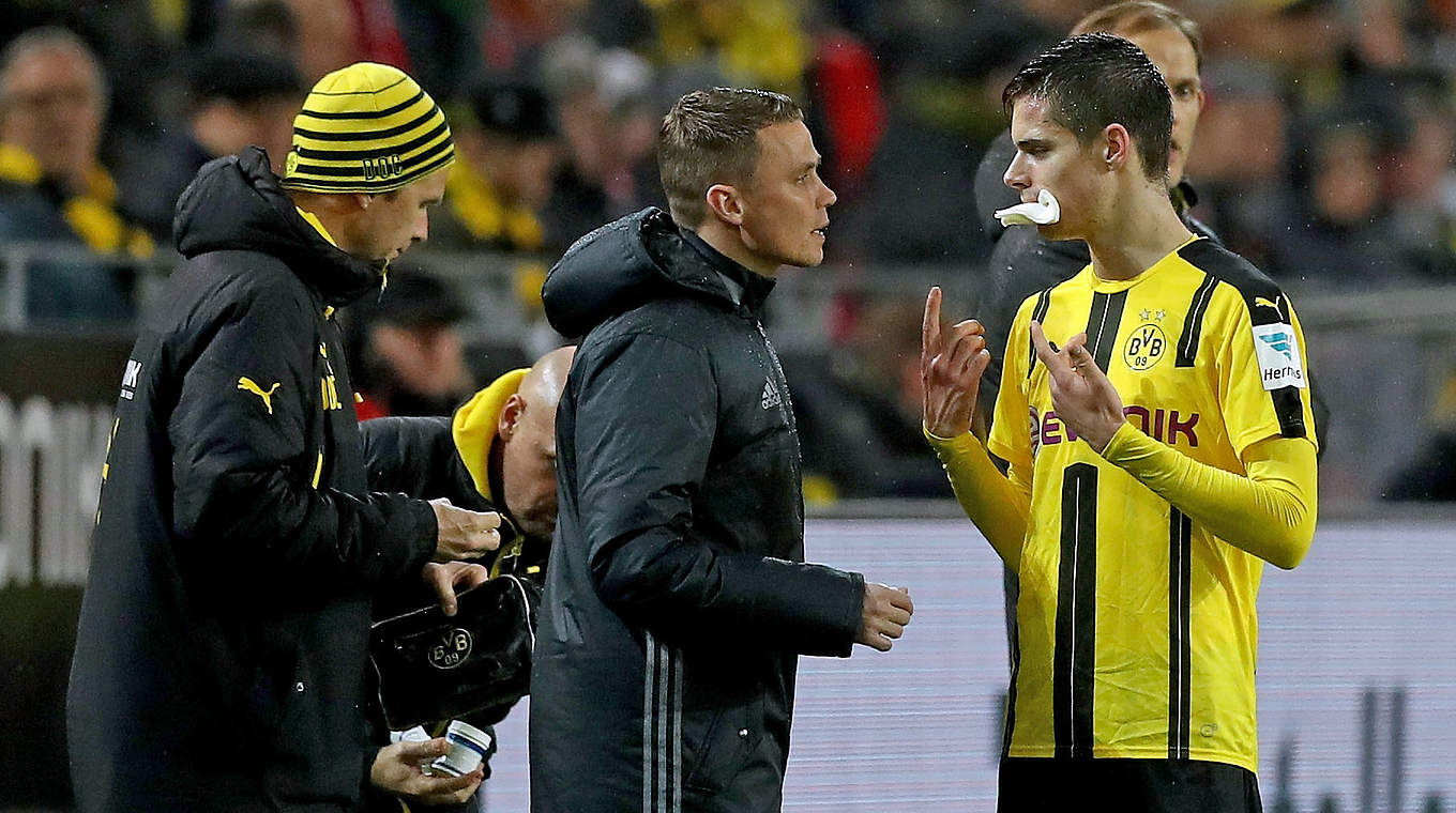 Gezeichnet vom Tospiel gegen RB: Julian Weigl (r.) © 2017 Getty Images