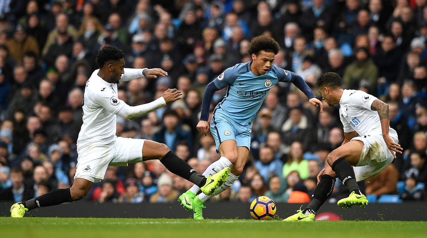 Am Ball kaum zu stoppen: Leroy Sané auf dem Weg zum 1:0 für Manchester City © 2017 Getty Images