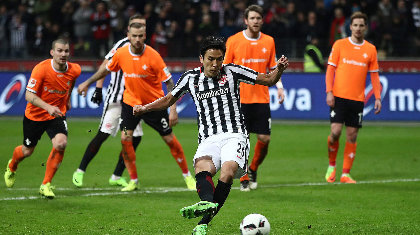 Der Moment der Entscheidung: Makoto Hasebe verwandelt den Elfmeter zum 1:0 © 2017 Getty Images