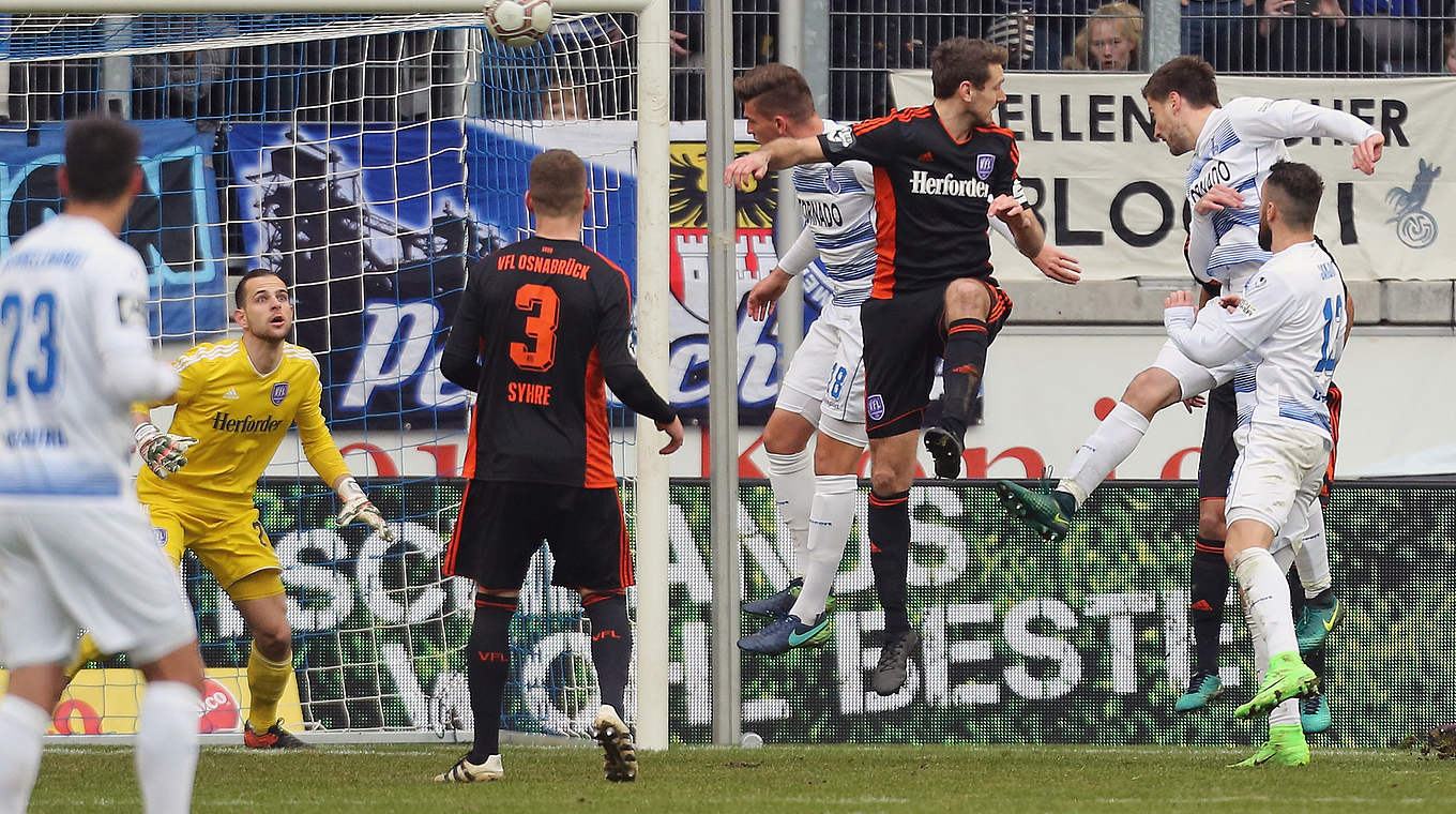 Hochklassiges Topspiel: Duisburgs Dustin Bomheuer (2.v.r.) köpft gegen Osnabrück ein © 2017 Getty Images