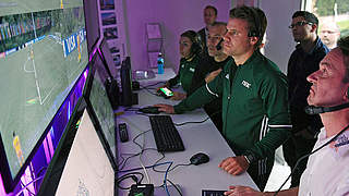 Vom Einsatz des Video-Assistenten überzeugt: Referee Dr. Felix Brych (M.) © DFB-TV