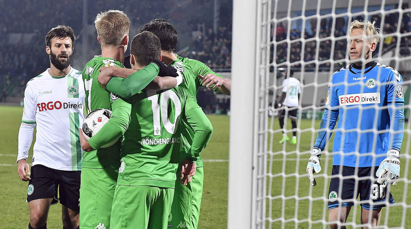 Mönchengladbacher Jubel am Fürther Ronhof: Die Borussia steht im Pokalviertelfinale © imago/Zink