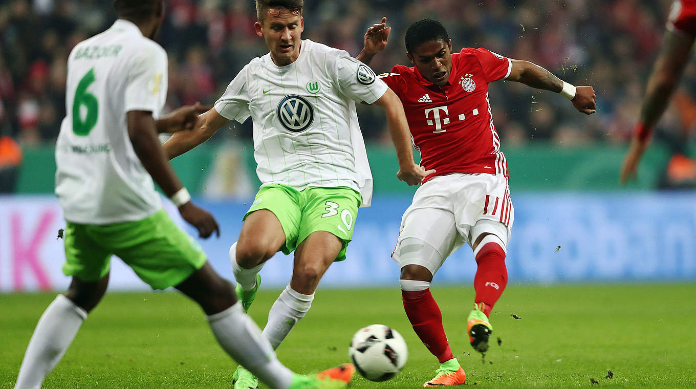 Douglas Costa scored the only goal of the day for FC Bayern München.  © 2017 Getty Images