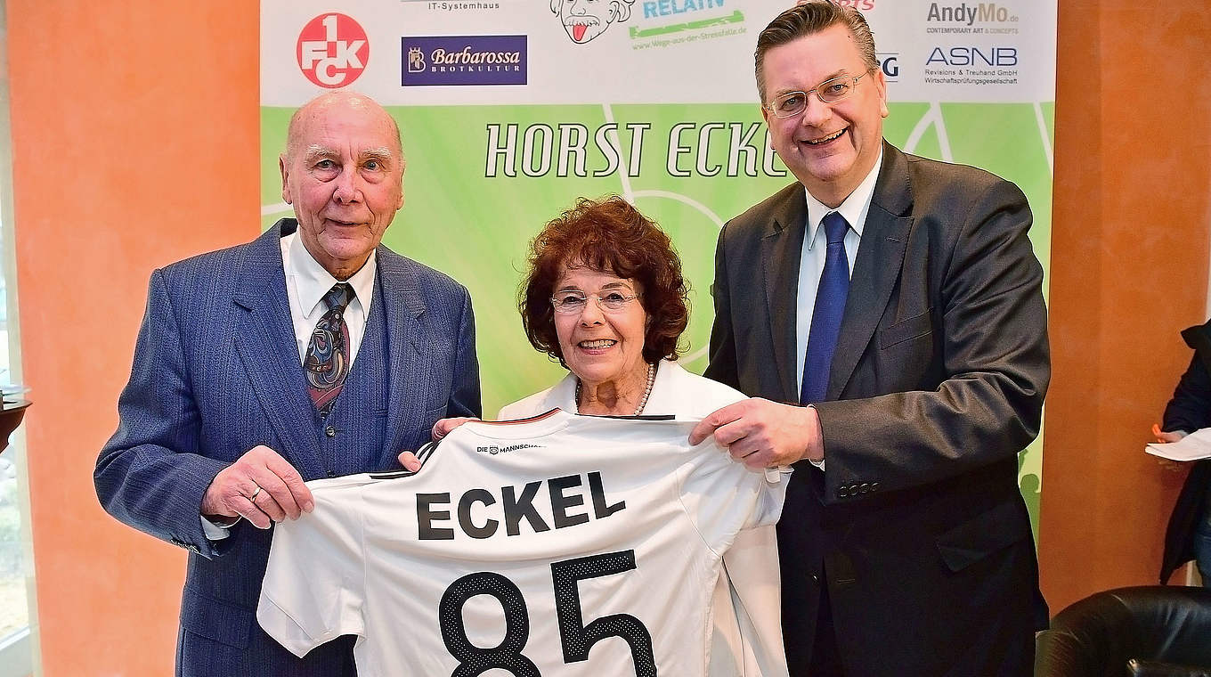 Große Party: DFB-Präsident Grindel (r.) gratuliert Horst Eckel (l.) zum 85. Geburtstag  © 2017 Getty Images