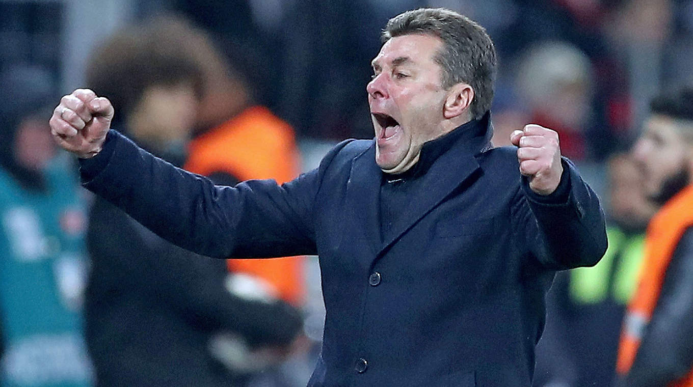 Hecking celebrates his side's qualification into the DFB Cup quarters © 2017 Getty Images